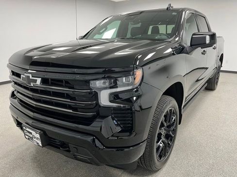Used 2025 Chevrolet Silverado 1500 High Country w/ Midnight Edition AWD/4WD image 4
