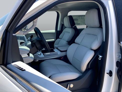 New 2026 Lincoln Navigator L Premier AWD/4WD image 9