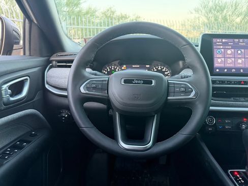 Used 2025 Jeep Compass Latitude AWD/4WD image 8