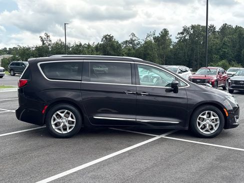 Used 2017 Chrysler Pacifica Touring-L Plus w/ Advanced Safetytec Group FWD image 35