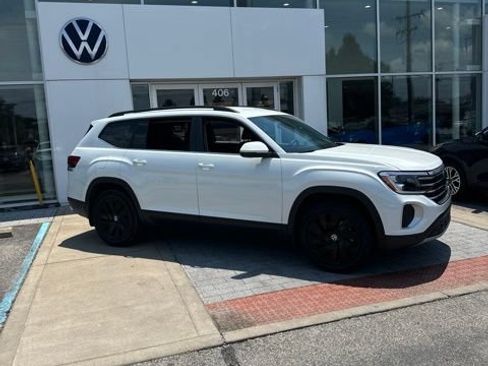Used 2024 Volkswagen Atlas SE AWD/4WD image 3