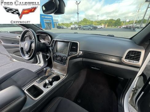 Used 2017 Jeep Grand Cherokee Laredo AWD/4WD image 34
