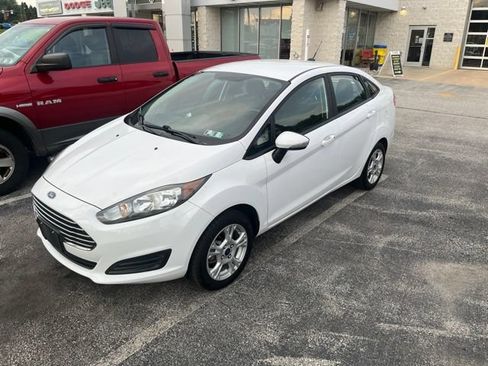 Used 2016 Ford Fiesta SE FWD image 2