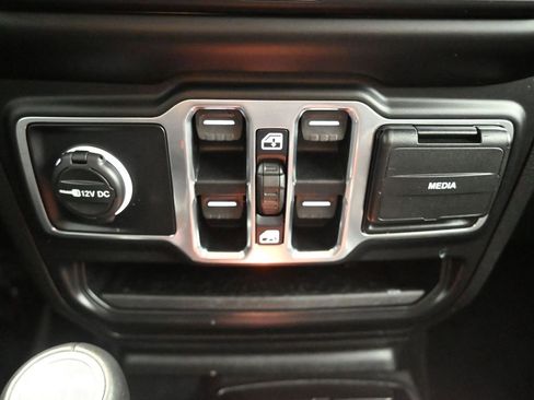 Used 2020 Jeep Wrangler Unlimited Sahara image 27