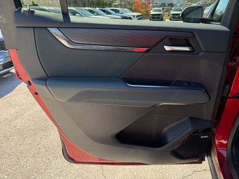 Used 2024 GMC Acadia AT4 w/ Luxury Package image 9