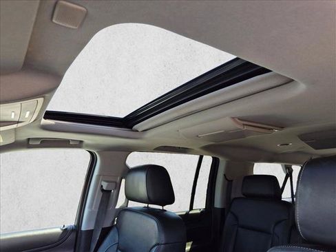 Used 2020 Chevrolet Suburban Premier RWD image 16