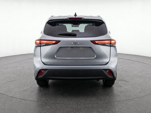 Used 2025 Toyota Highlander LE FWD image 7