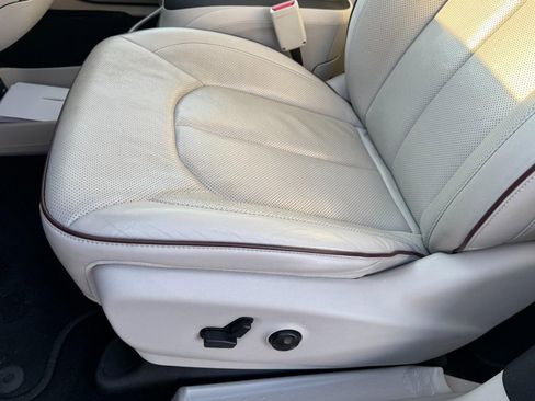 Used 2017 Chrysler Pacifica Limited w/ UConnect Theater Package image 16