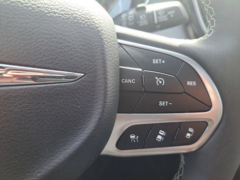 Used 2026 Chrysler Pacifica Limited FWD image 23