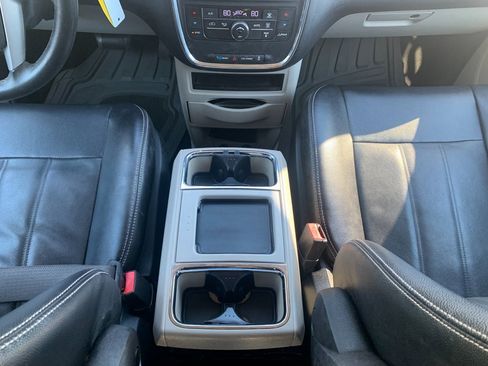 Used 2014 Chrysler Town & Country Touring image 21