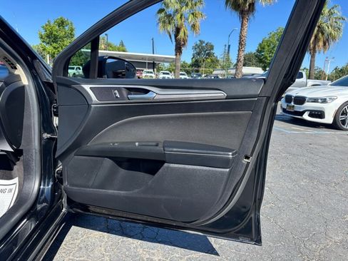 Used 2018 Ford Fusion SE FWD image 14