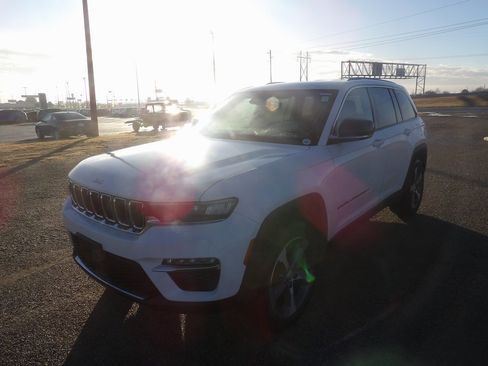 Used 2023 Jeep Grand Cherokee Limited image 2