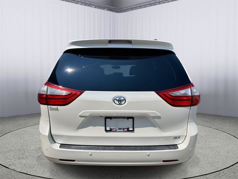 Used 2017 Toyota Sienna XLE w/ XLE Navigation Package FWD image 39