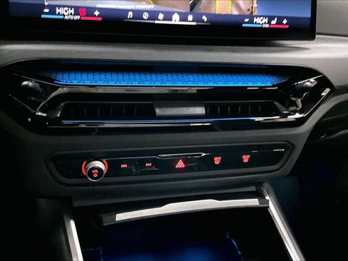 Used 2025 BMW 330i Sedan w/ Convenience Package image 34