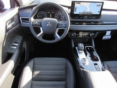 New 2025 Mitsubishi Outlander SE image 11
