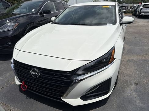 Used 2023 Nissan Altima 2.5 S FWD image 2