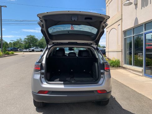 Used 2022 Jeep Compass Latitude w/ Sun and Sound Group AWD/4WD image 8
