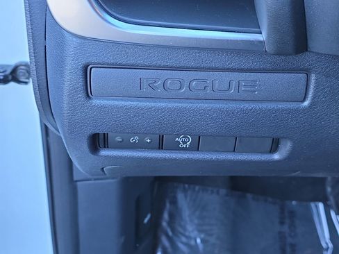 Used 2023 Nissan Rogue S image 29