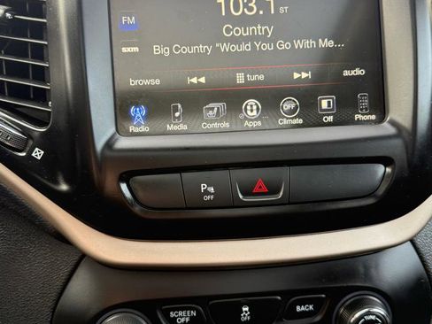 Used 2017 Jeep Cherokee Latitude w/ Comfort/Convenience Group image 17