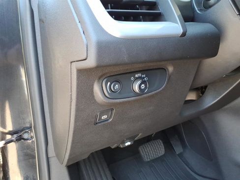 Used 2024 GMC Terrain SLE w/ Driver Convenience Package image 7