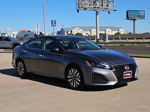 Used 2024 Nissan Altima 2.5 SV FWD image 3