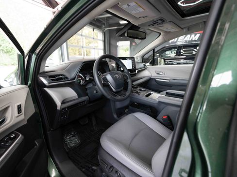 Used 2024 Toyota Sienna Limited AWD/4WD image 8