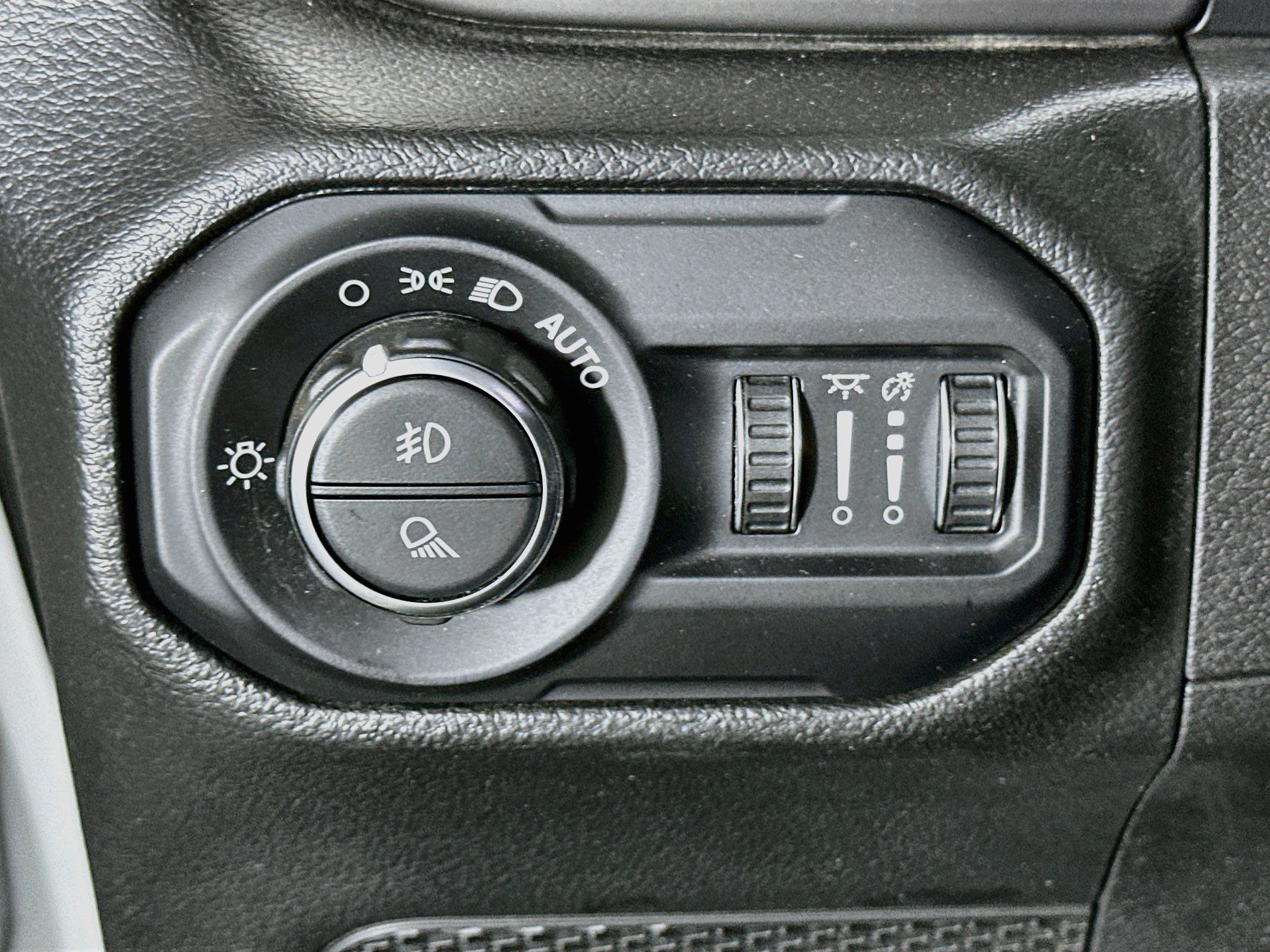 Used 2022 Jeep Gladiator Sport AWD/4WD image 16