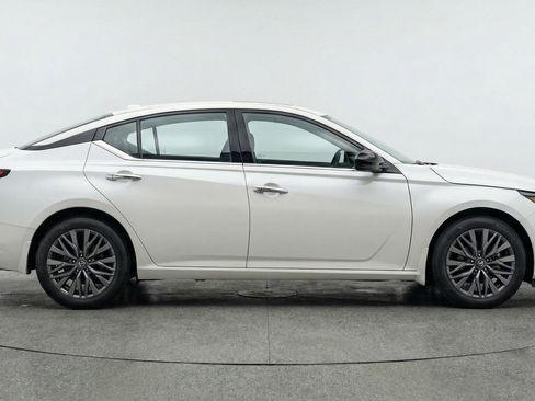 Used 2025 Nissan Altima 2.5 SV image 11