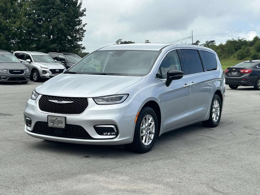 Used 2024 Chrysler Pacifica Touring-L FWD image 3