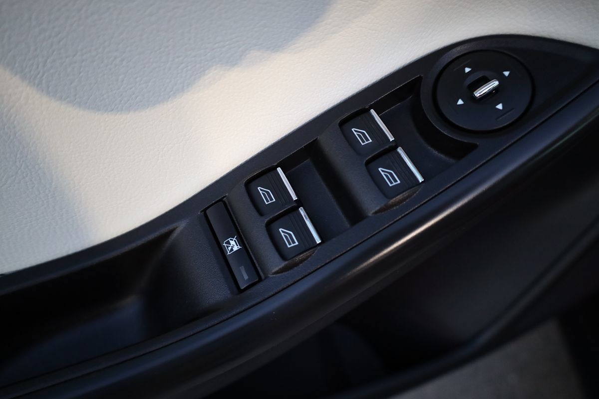 Used 2012 Ford Focus Titanium FWD image 9