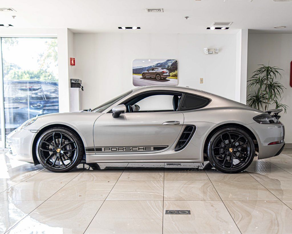 Used 2024 Porsche 718 Cayman RWD image 6