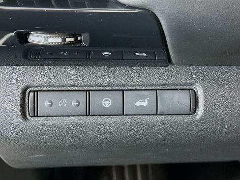 Used 2025 Nissan Pathfinder SV image 17