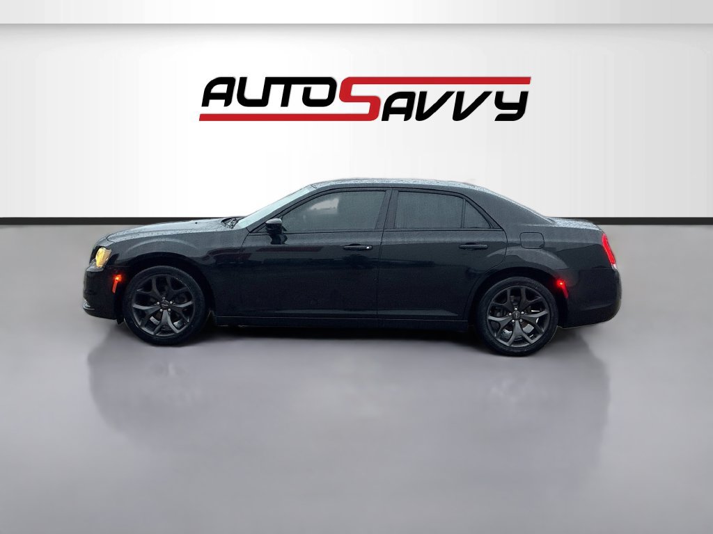 Used 2021 Chrysler 300 Touring w/ Sport Appearance Package RWD image 4