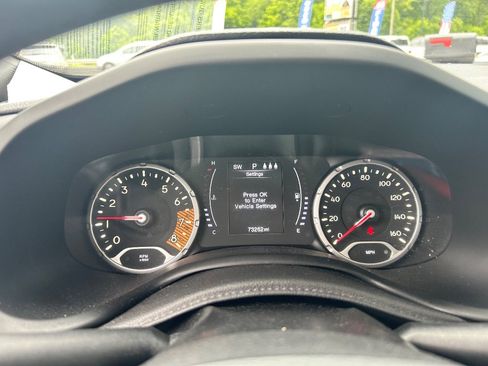 Used 2019 Jeep Renegade Latitude FWD image 9