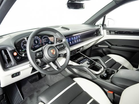 Certified 2026 Porsche Cayenne AWD/4WD image 4