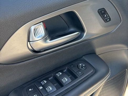 Used 2025 Chrysler Pacifica Select FWD image 27