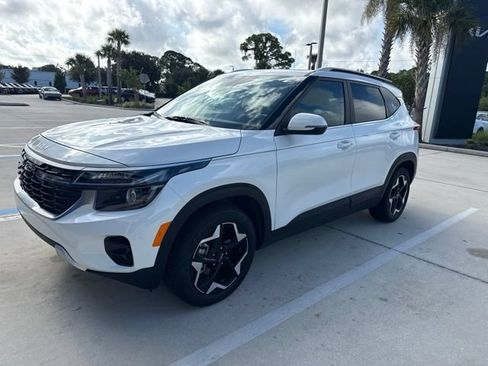 Certified 2025 Kia Seltos EX w/ EX Sunroof Package AWD/4WD image 3