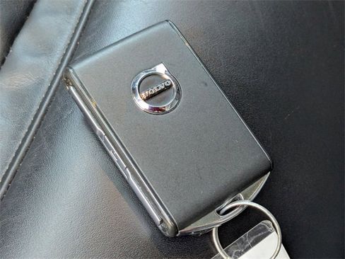 Used 2022 Volvo XC90 T8 R-Design w/ Advanced Package image 31