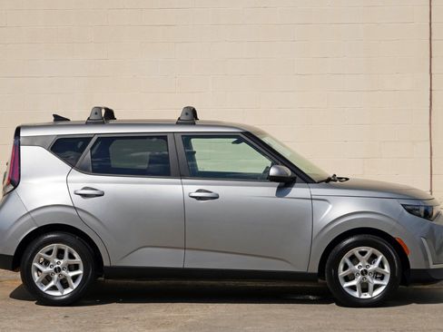 Used 2023 Kia Soul LX w/ LX Technology Package FWD image 44