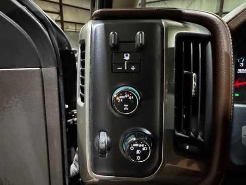 Used 2018 Chevrolet Silverado 1500 High Country image 30