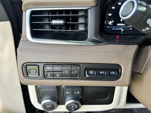 Used 2022 GMC Yukon Denali RWD image 42