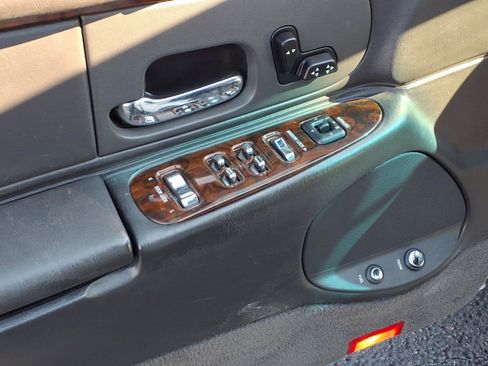Used 1999 Lincoln Town Car Executive RWD image 11