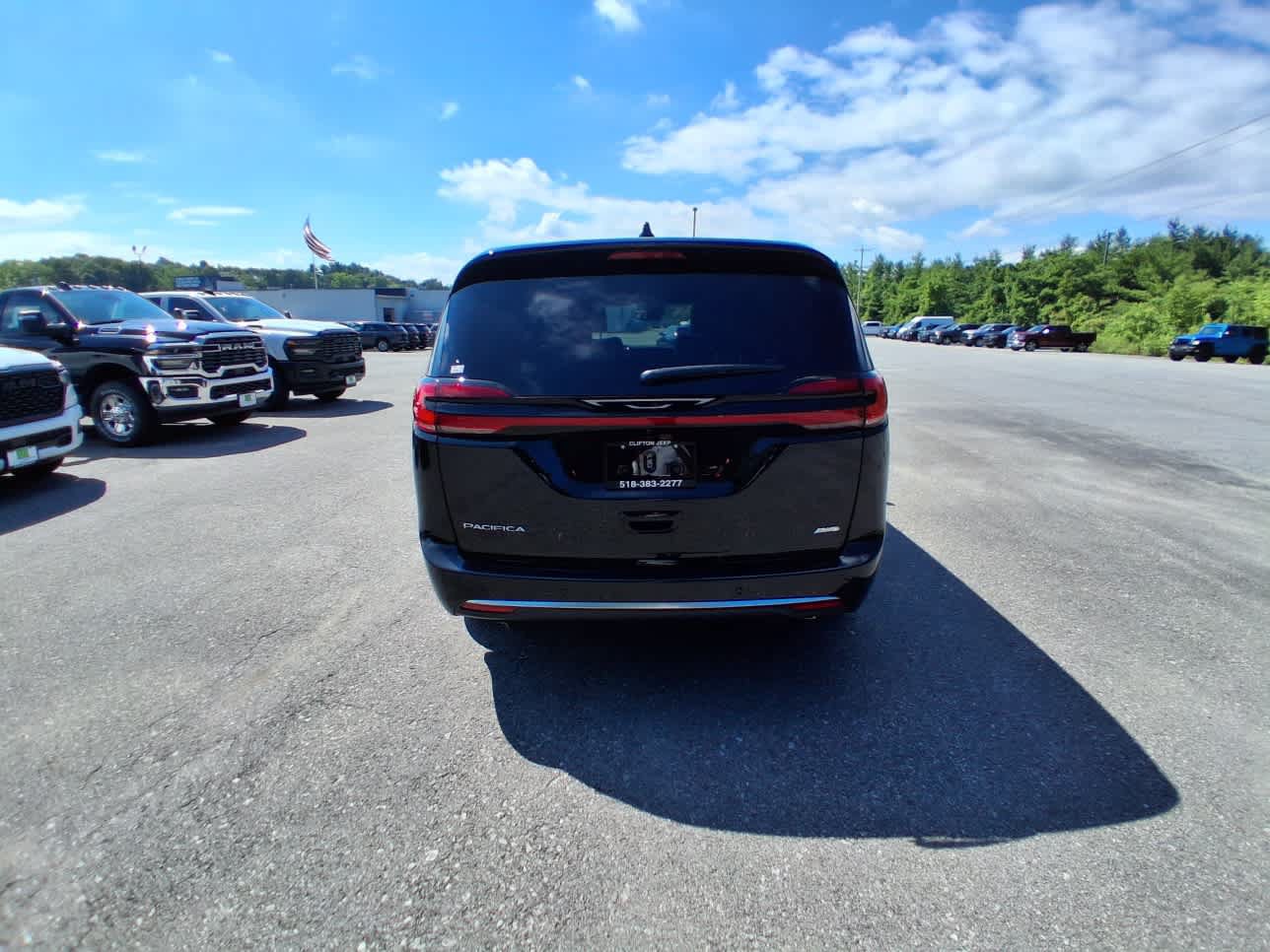 New 2027 Chrysler Pacifica Select AWD/4WD image 5