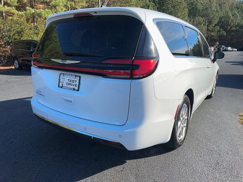 Used 2024 Chrysler Pacifica Touring-L image 7