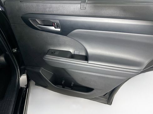 Used 2025 Toyota Highlander XLE image 33