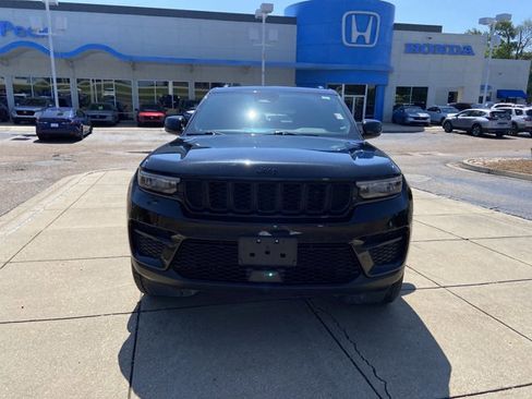 Used 2025 Jeep Grand Cherokee Altitude AWD/4WD image 3