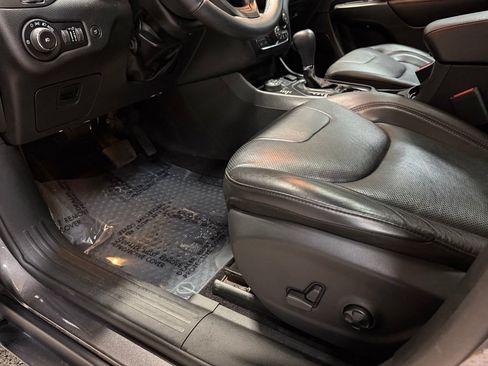 Used 2019 Jeep Cherokee Trailhawk AWD/4WD image 11