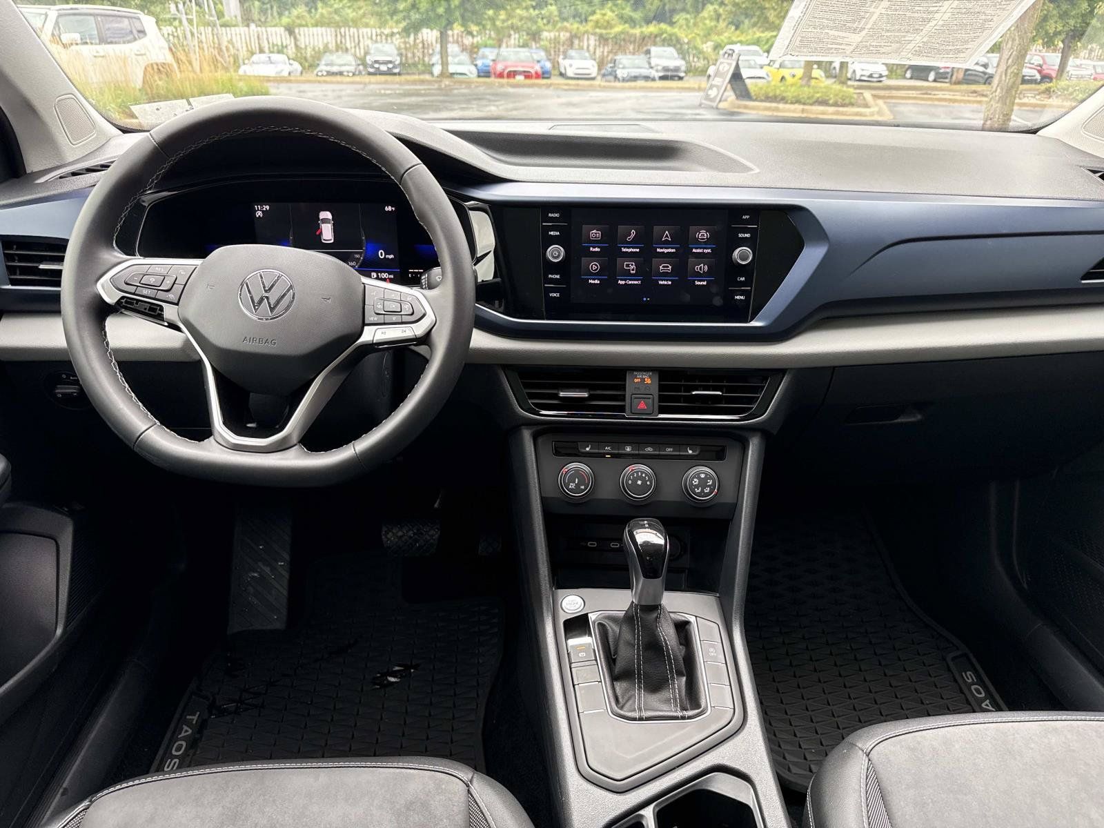 Used 2022 Volkswagen Taos SE w/ Panoramic Sunroof Package FWD image 18