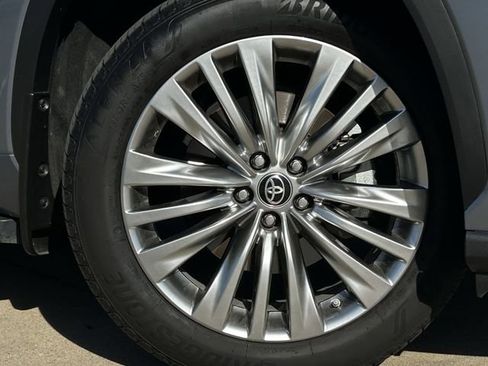 Used 2024 Toyota Highlander Platinum image 10