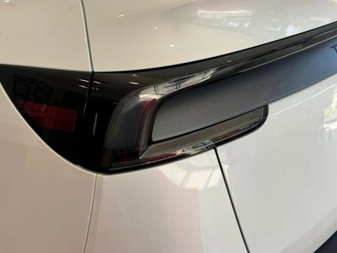 Used 2026 Tesla Model Y 2WD image 33